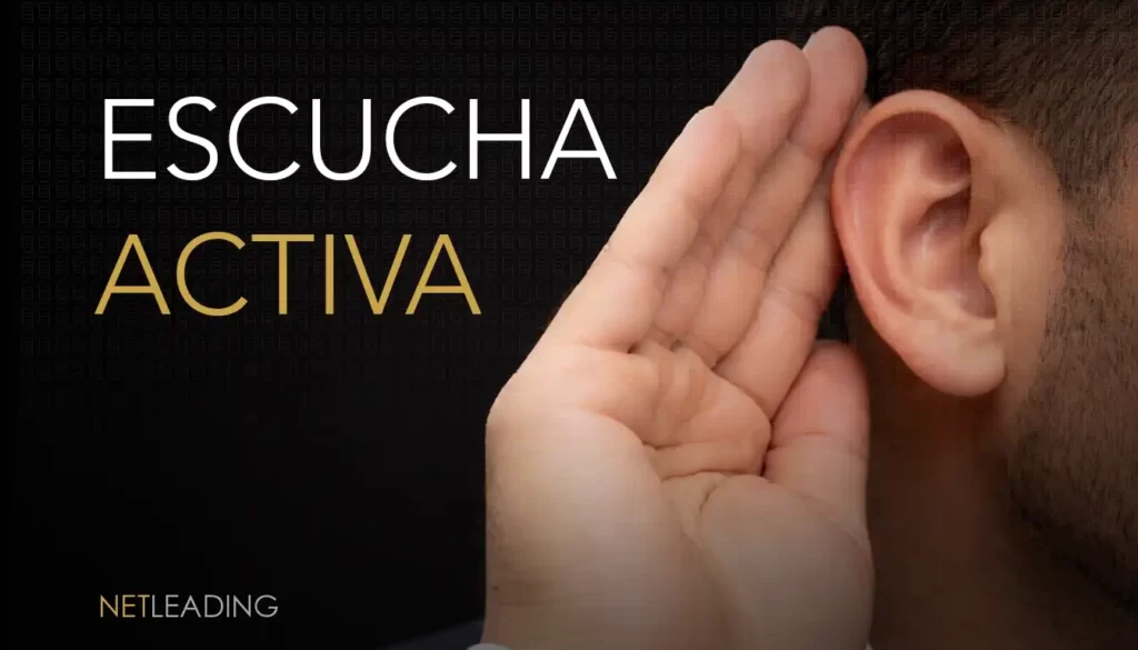 ¿Qué es Networking? Closeup de persona escuchando, se lee le frase ESCUCHA ACTIVA.